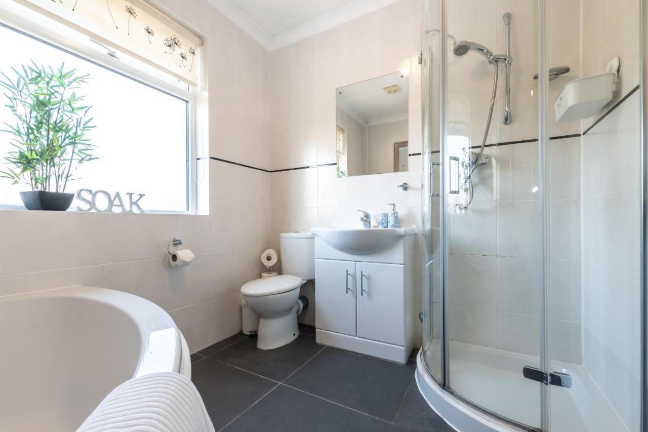 Cheerful 3-Bedroom Douglas House With Patio سوثامبتون المظهر الخارجي الصورة