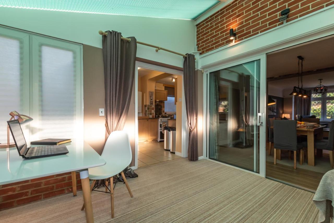 Cheerful 3-Bedroom Douglas House With Patio سوثامبتون المظهر الخارجي الصورة